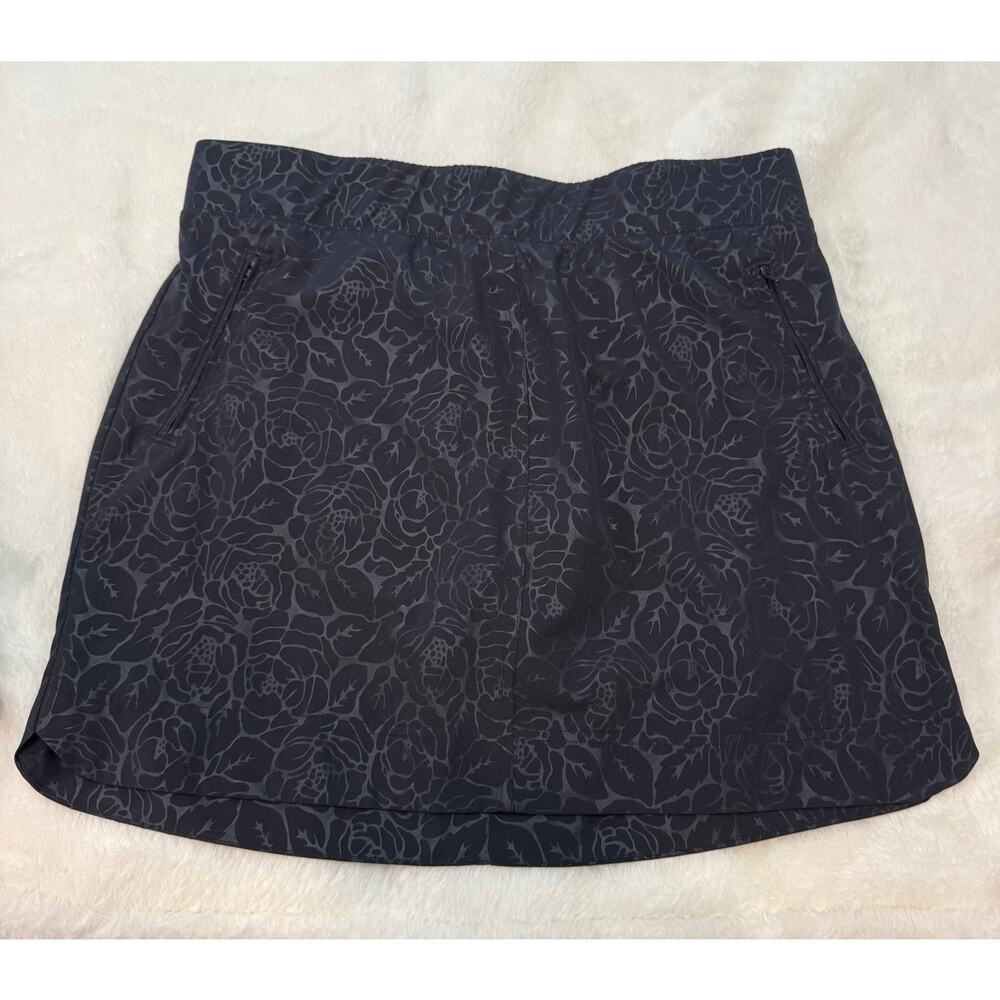 Orvis Women's Embossed Pull-On Travel Skort in Black Rose Print